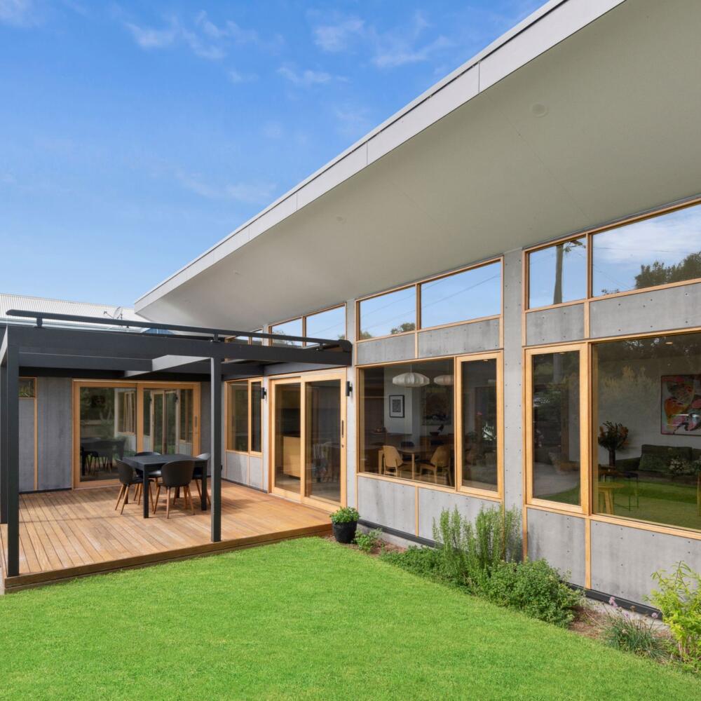 The perfect angle of stunning awning hilite windows in a wall of double glazed windows in this Pardalote House, Point Lonsdale.